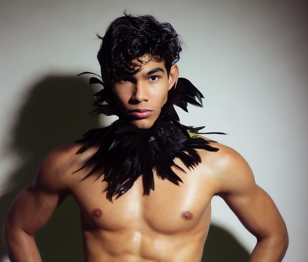 Modelo Jhyowan Jr. em ensaio fotográfico feito pela Clycz